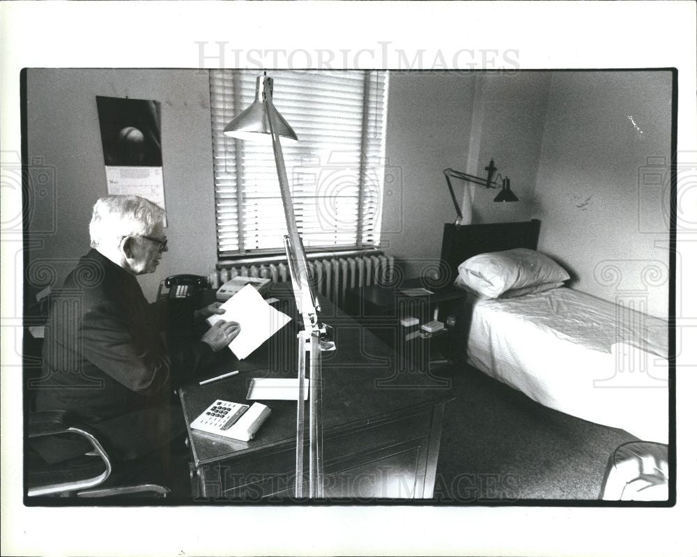 1992 Press Photo Father MALCOLM CARRON JESUITS HS - Historic Images
