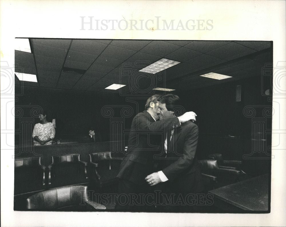 1988 Press Photo Irving Rosenbaum hugs Barry attorney - Historic Images