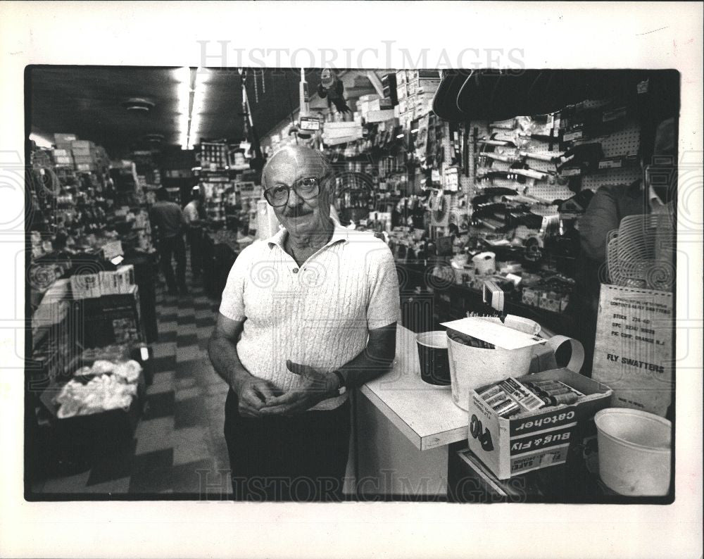 1988 Press Photo Dave Rosen Hardware Store - Historic Images