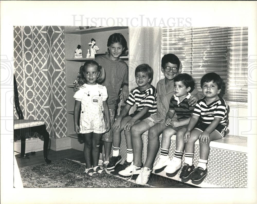 1987 Press Photo Detroit Kids Pose In Bedroom - Historic Images