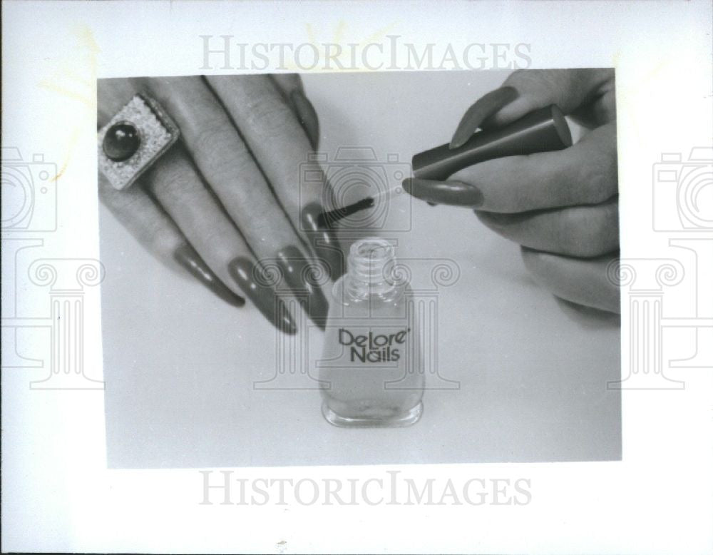 1984 Press Photo Delore Nails Nail Polish Hand Model - Historic Images