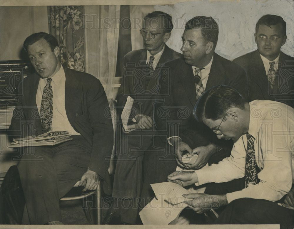 1945 Press Photo Harload McDouglade and Abe  zwerdling - Historic Images