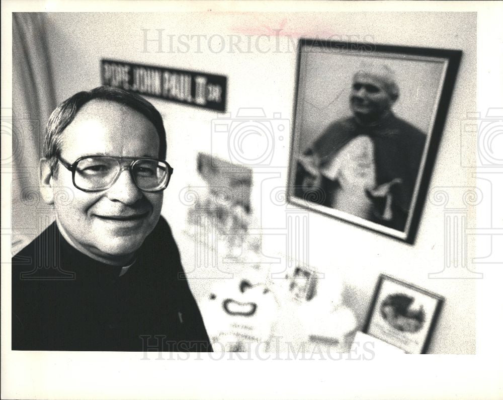 1987 Press Photo Walter Ziemba CBS Pope John Paul II - Historic Images