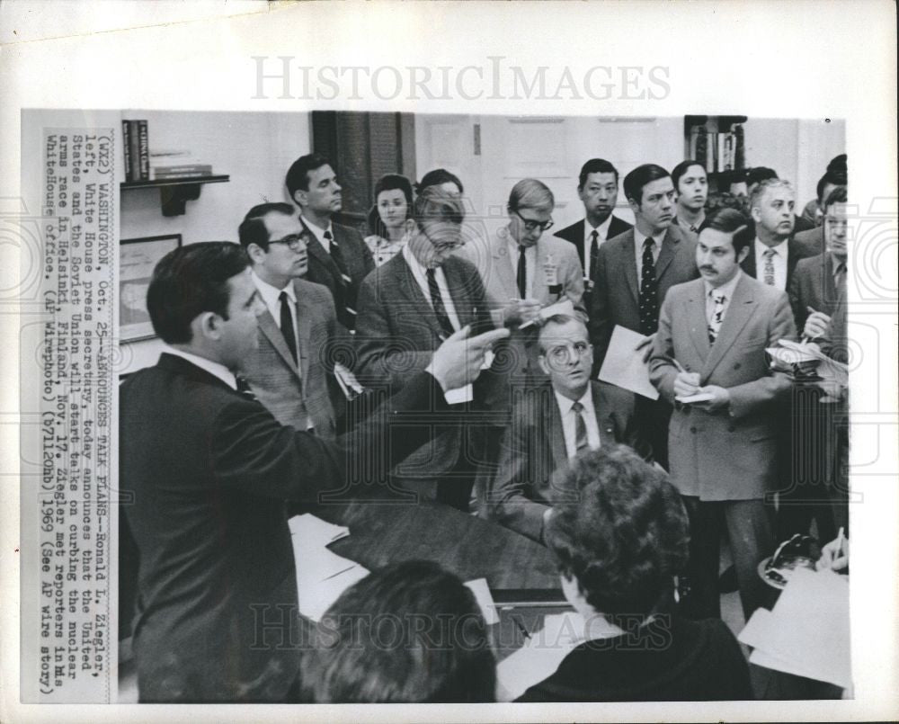 1969 Press Photo Ronald Louis Ziegler White House Nixon - Historic Images