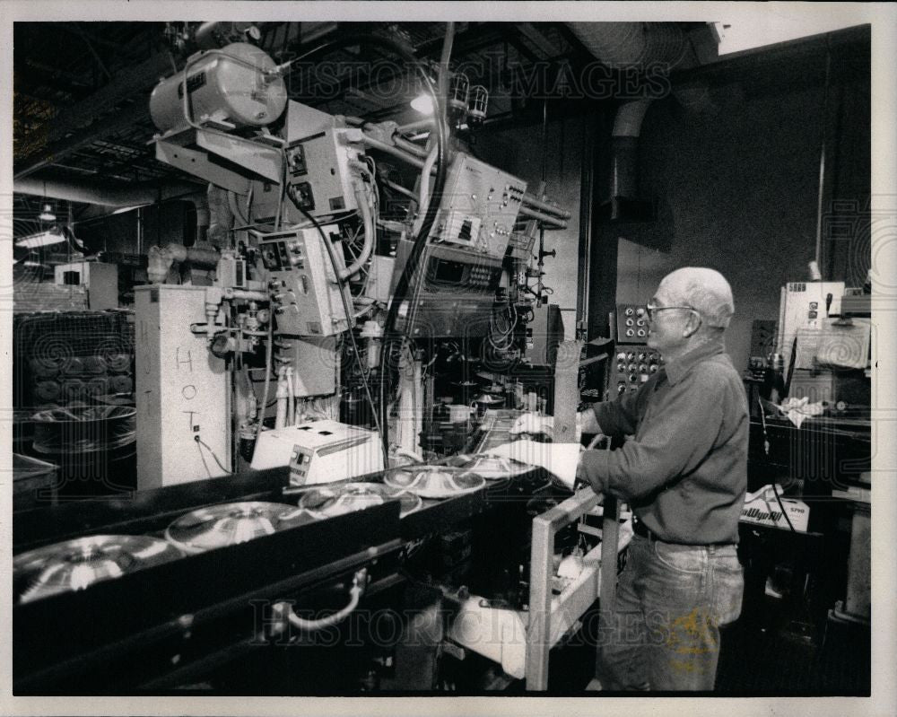 1989 Press Photo Clifton Wright Caddilac parts - Historic Images