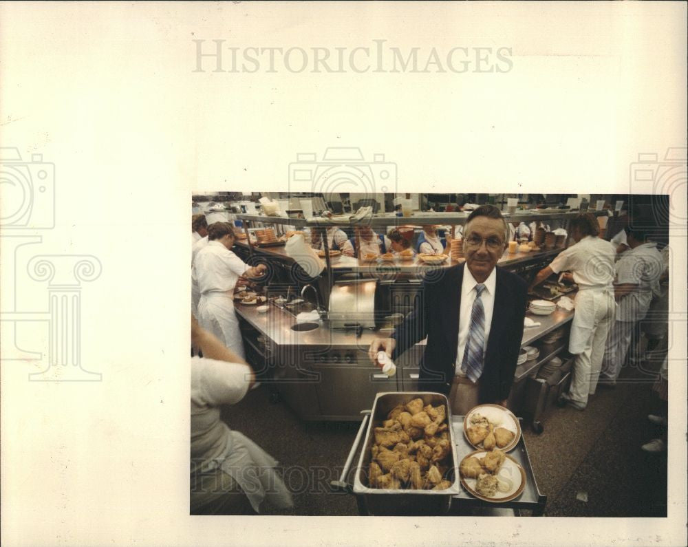 1988 Press Photo Tiny Zehnder President Bavarian Inn - Historic Images