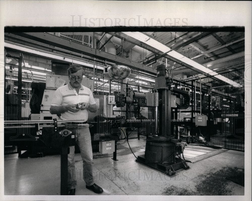 1989 Press Photo Gene Green robot - Historic Images