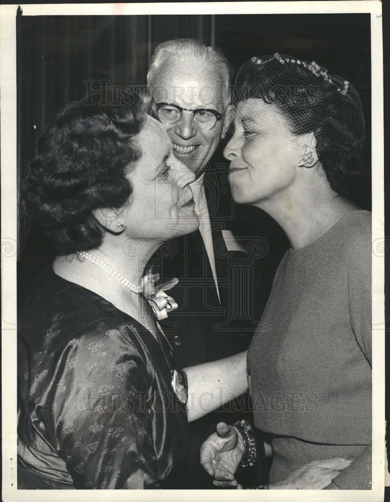 1950 Press Photo Supreme Court Justice Earl Warren kiss - Historic Images