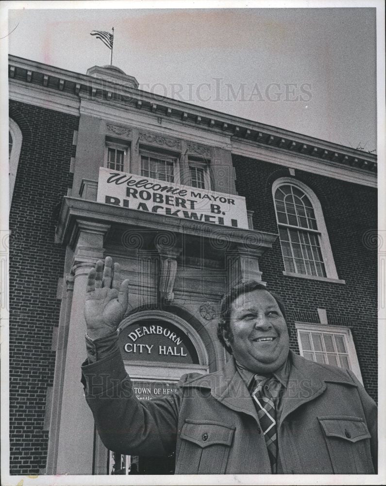 1975 Press Photo MAYOR DEARBORNCITYHALL BLACKWELL - Historic Images
