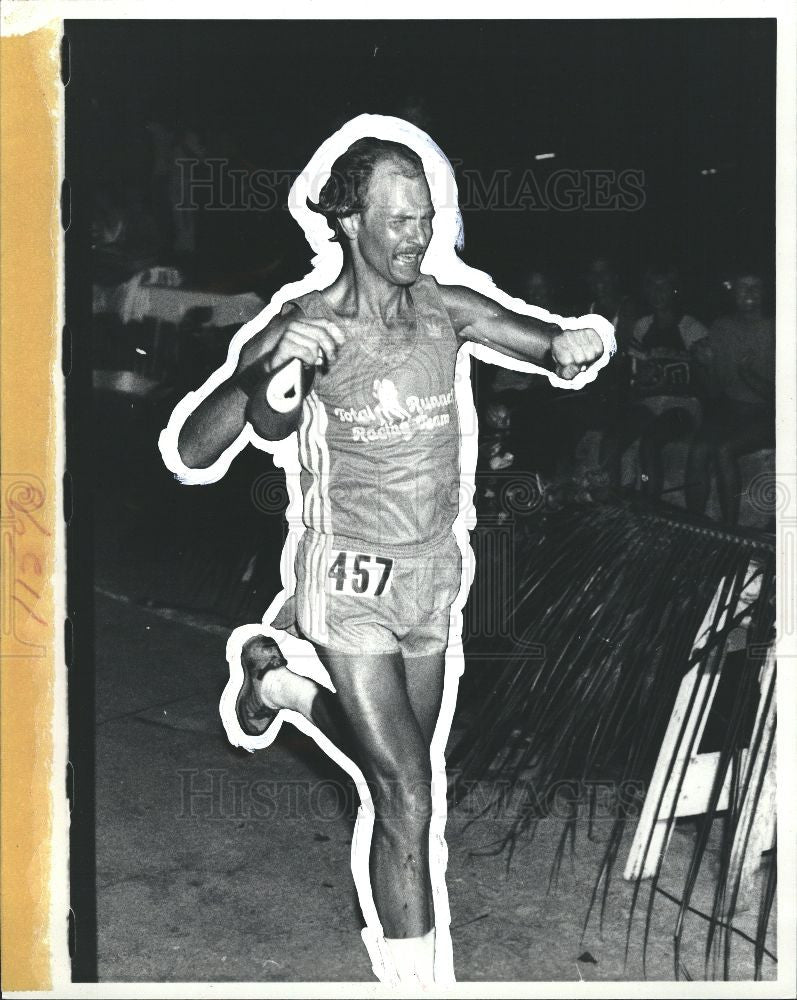 1982 Press Photo CHARLIE BLANCHARD, RUNNING EQUIPMENT - Historic Images