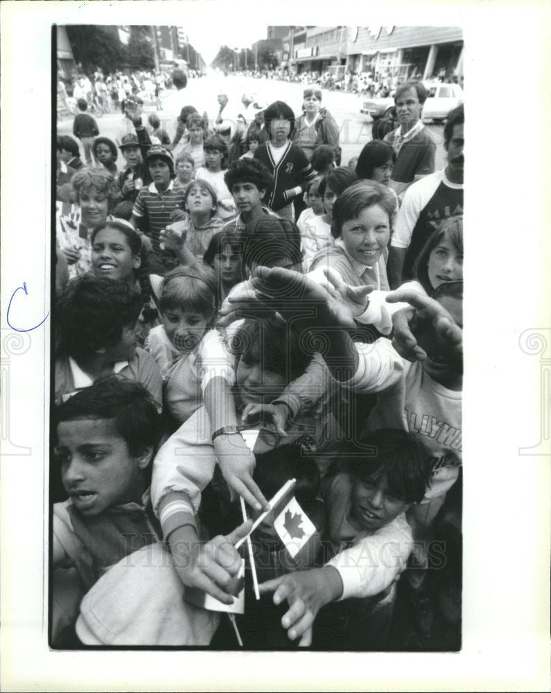 1986 Press Photo Children parade - Historic Images