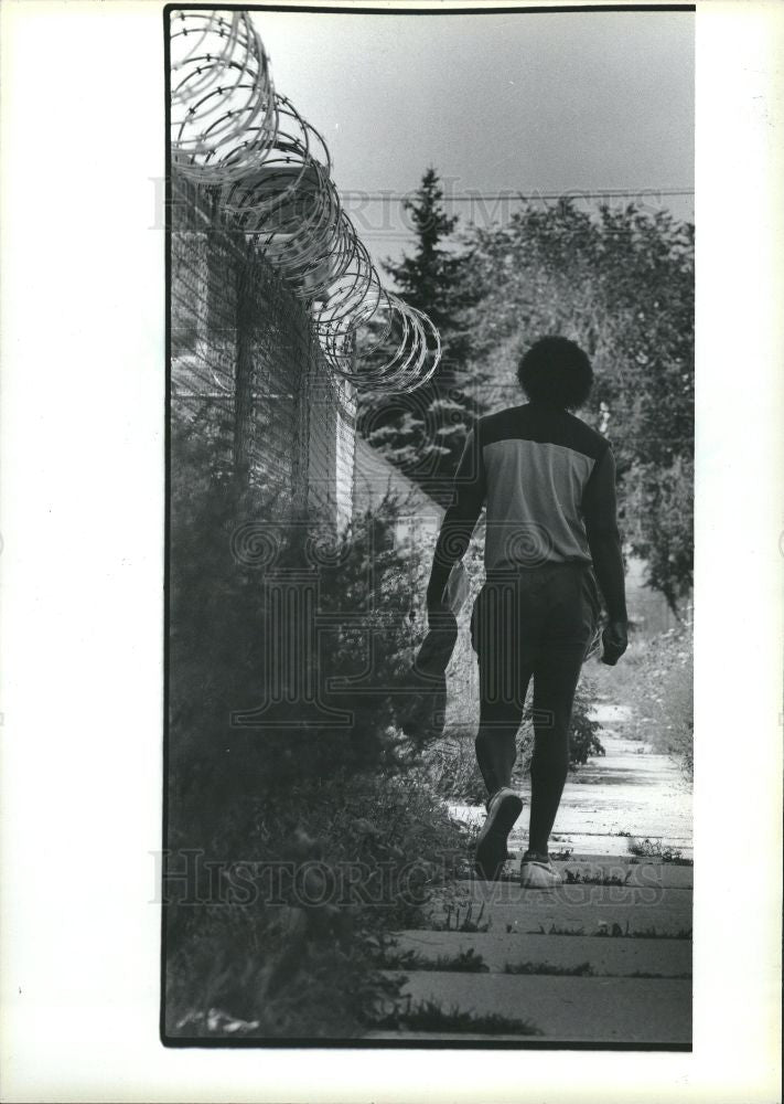 1985 Press Photo Altar Road apartment razor fencing - Historic Images