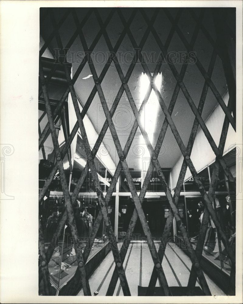 1976 Press Photo Crime bars gate - Historic Images