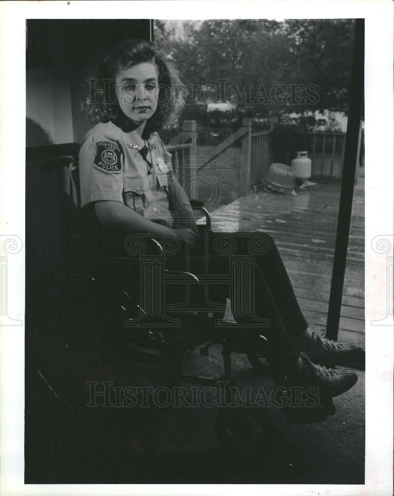 1990 Press Photo Melissa Stephens wheelchair Police gun - Historic Images