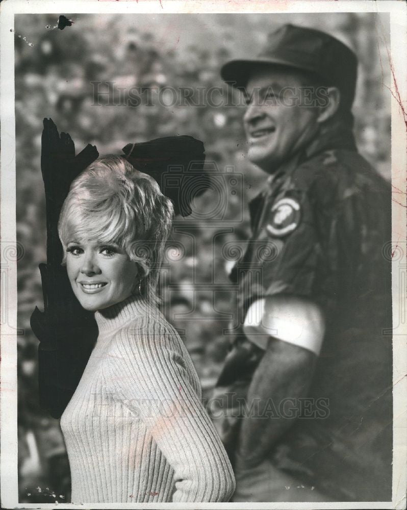 1970 Press Photo Connie Stevens, Bob Hope, Christmas - Historic Images