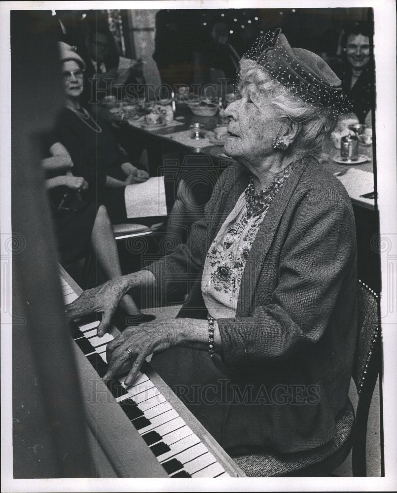 1962 Press Photo Mrs. Mark Stevens, elderly, piano - Historic Images