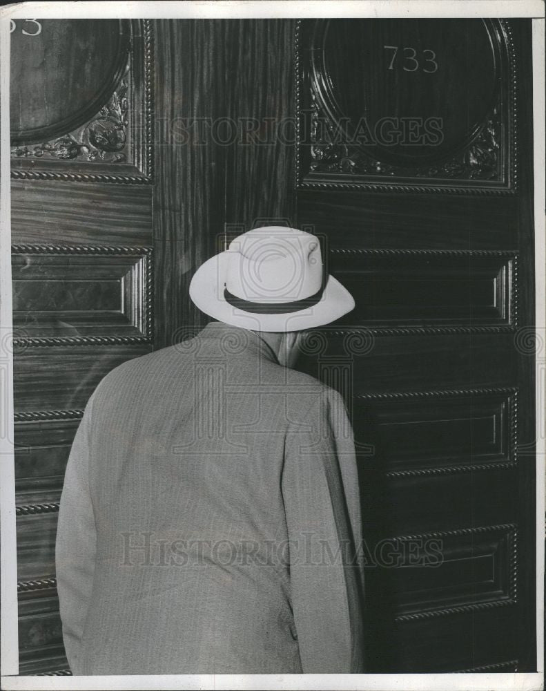 1942 Press Photo Man Peeks into Detroit Courtroom - Historic Images