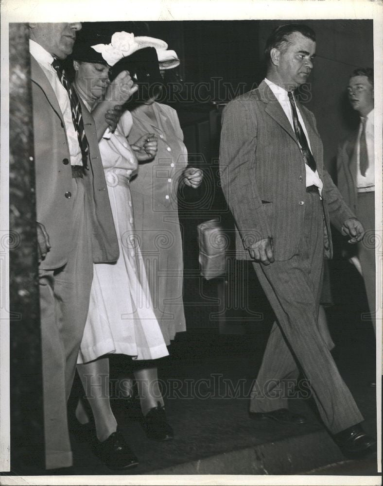 1942 Press Photo Arrested Woman Leaves Courtroom - Historic Images