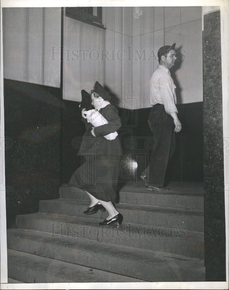 1942 Press Photo Woman Runs With Bread - Historic Images