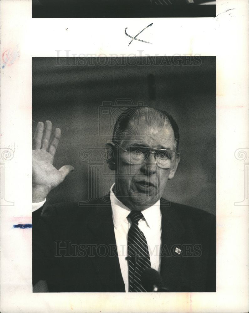 1988 Press Photo Robert Stempel Chairman CEO GM - Historic Images