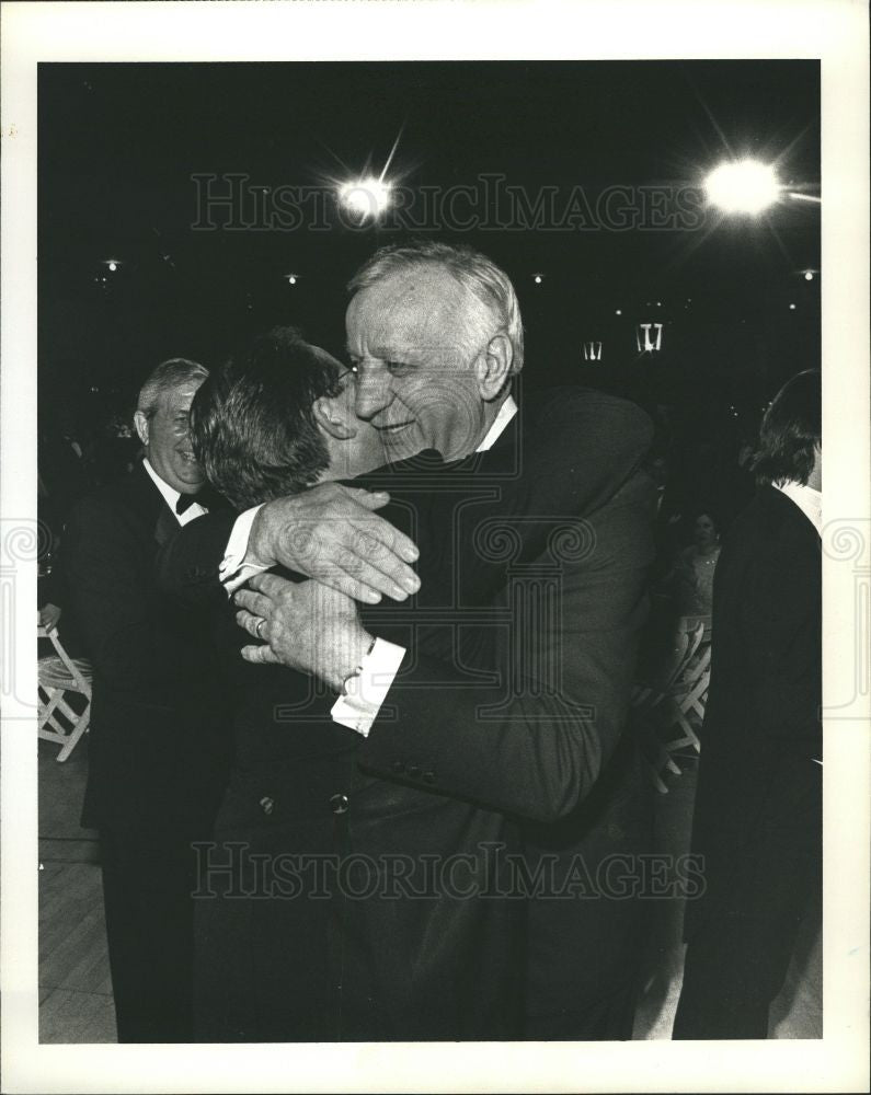 Press Photo FRANK STELLA  hugged by Paul Janson - Historic Images