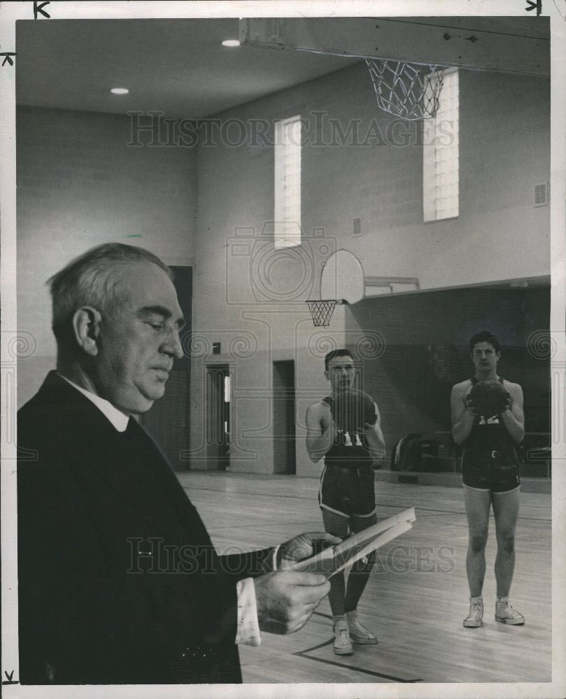 1950 Press Photo FATHER TREPCZYNSKI BASKET BALL TEAM - Historic Images