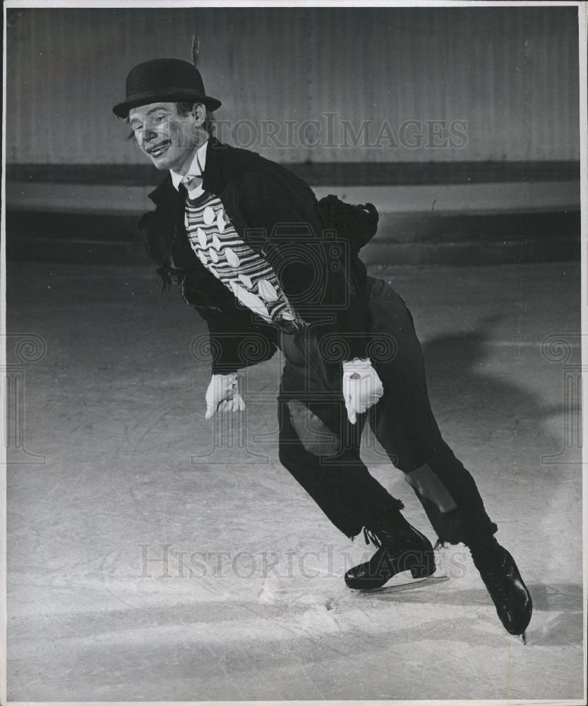 1952 Press Photo Freddie Trenkler skating clown - Historic Images