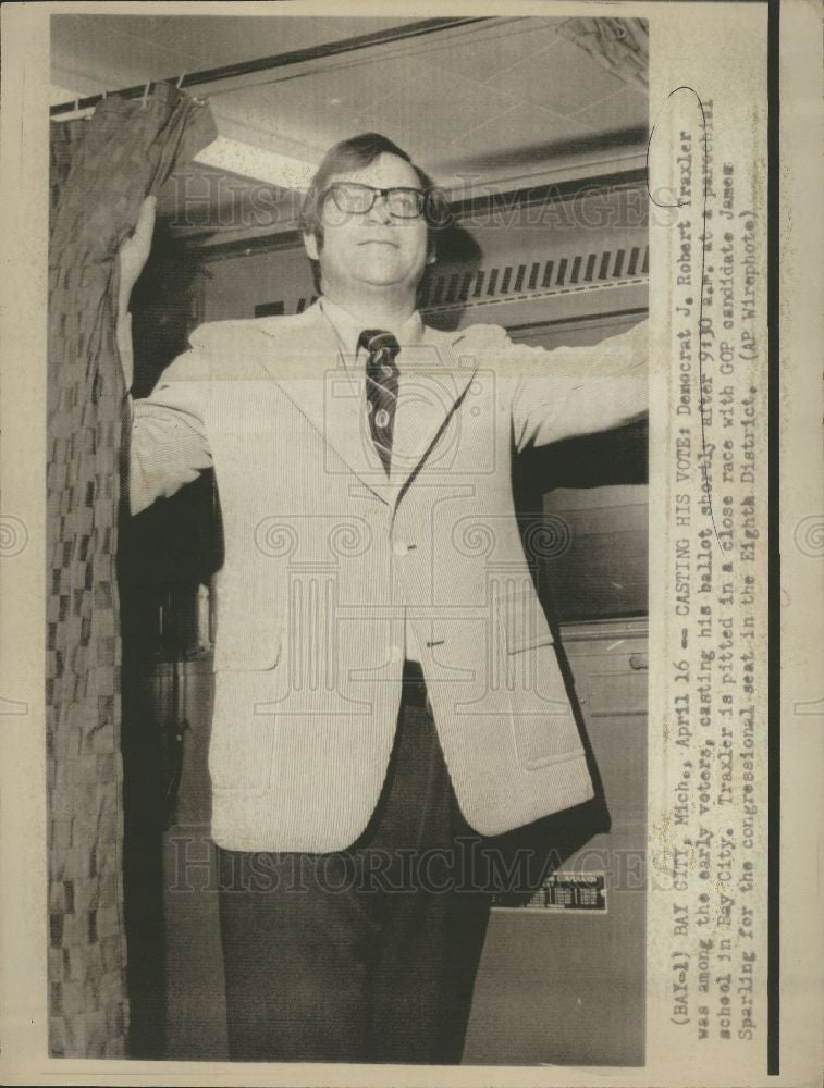 1974 Press Photo Robert Traxler Democrat candidate vote - Historic Images