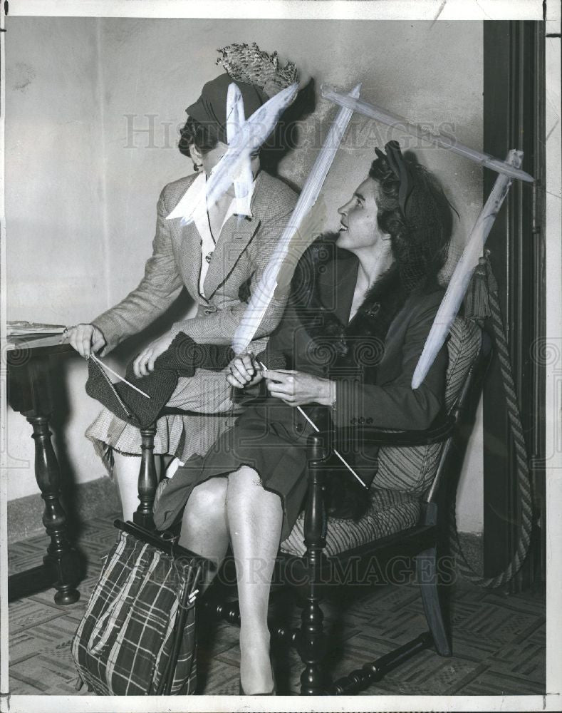 1942 Press Photo Mrs. Mason & Mrs. Noble D. Travis - Historic Images
