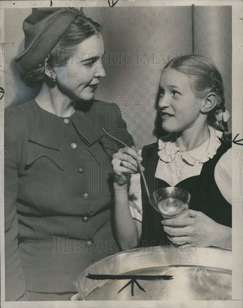 1944 Press Photo Mrs. Noble D. Travis &amp; Lyn Travis - Historic Images