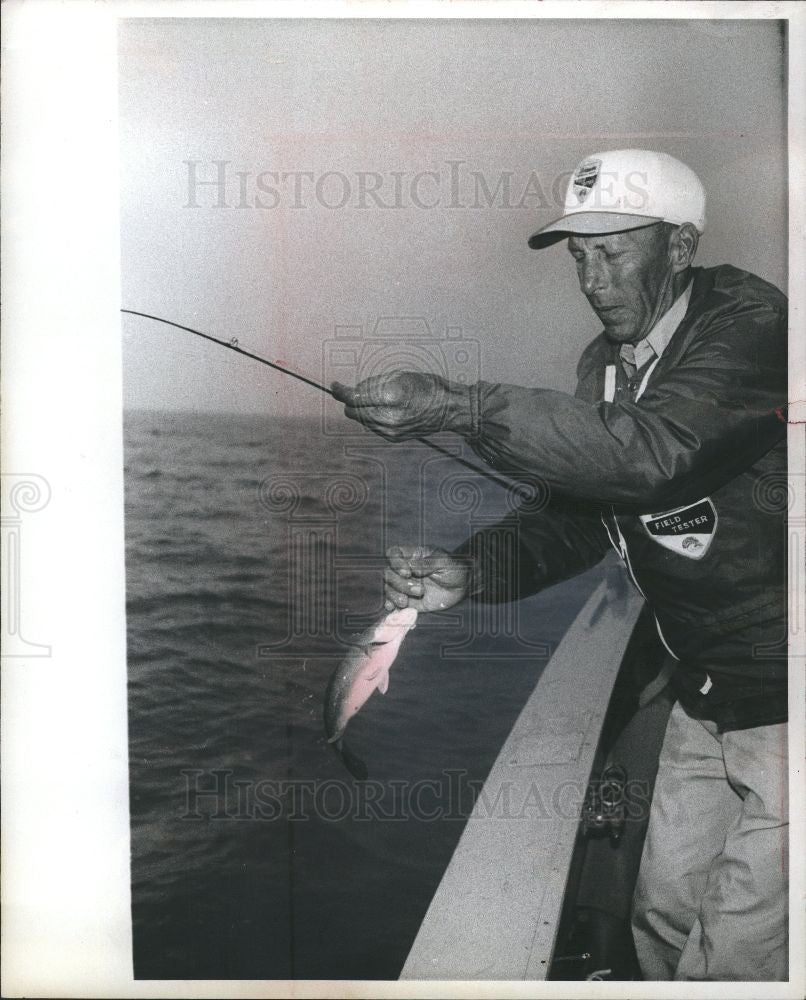 1972 Press Photo Man fishing St. Clair smallmouth guide - Historic Images