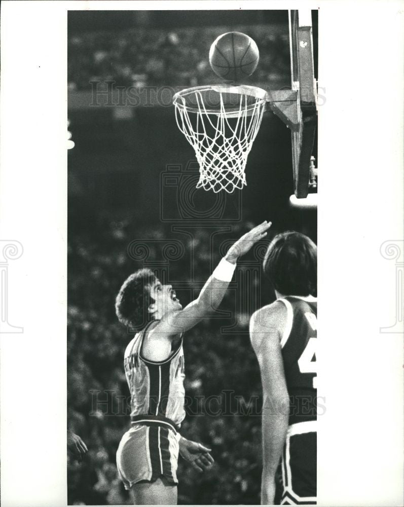 1982 Press Photo Kelly Tripueka Chris Ford basketball - Historic Images