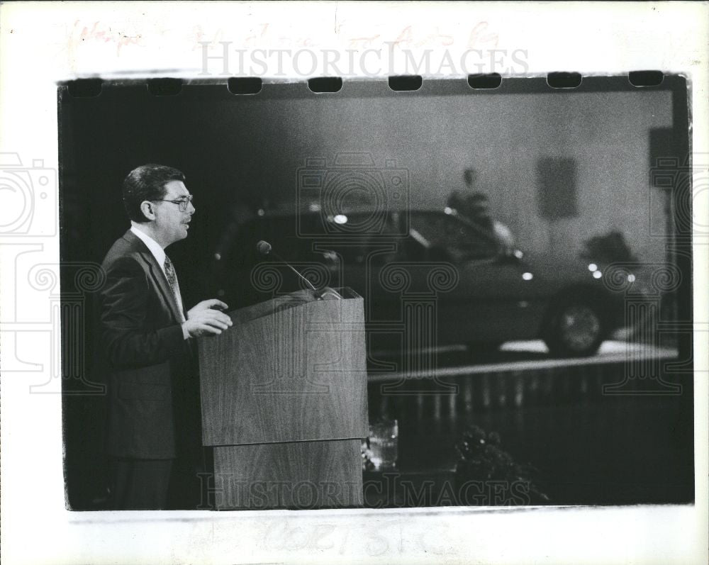 1990 Press Photo Alex Trotman VP Ford auto show wagon - Historic Images