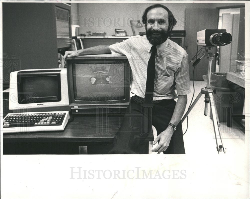 1983 Press Photo Stanley Sternberg - Scientist - Historic Images