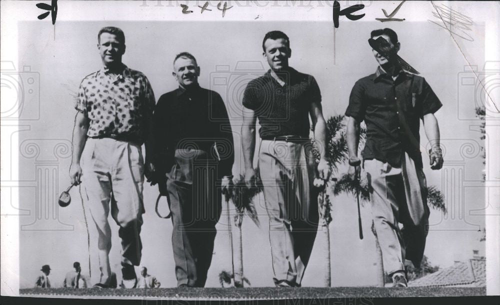 1953 Press Photo Golfers Enjoy Day On The Course - Historic Images