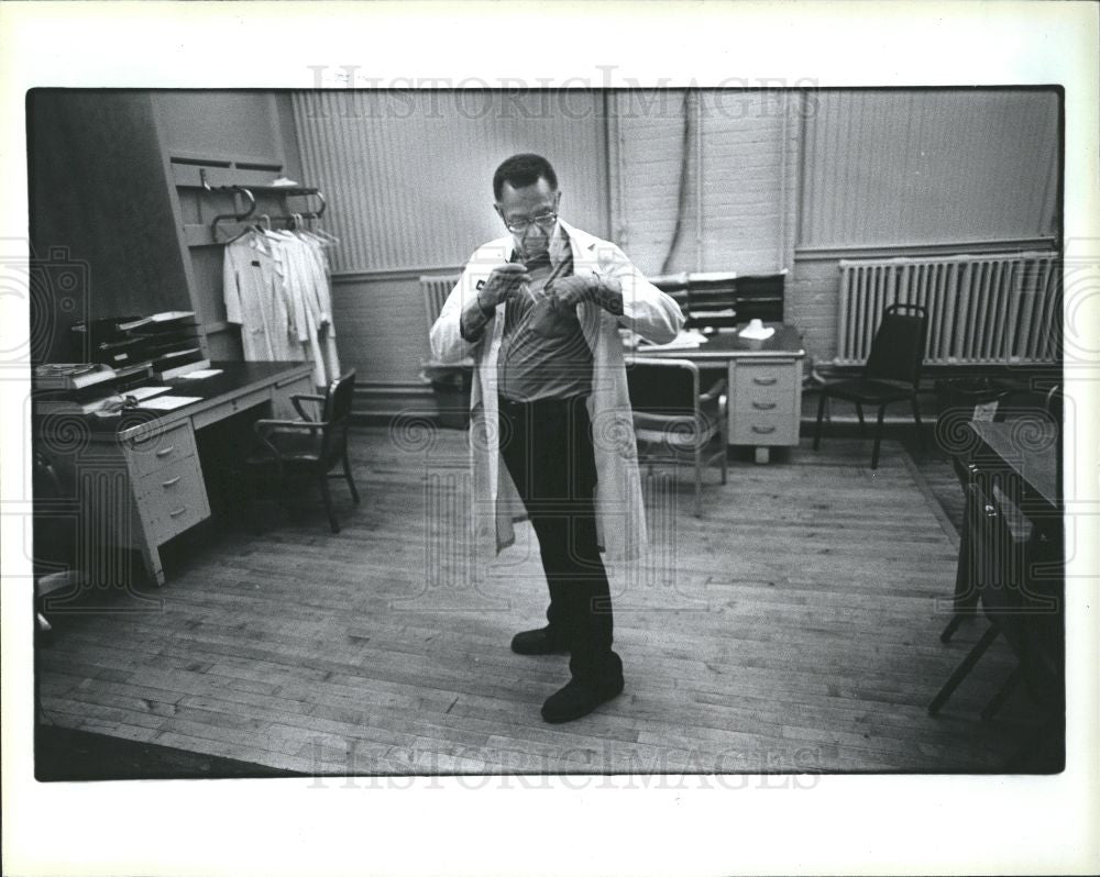 1985 Press Photo Man lab coat office pen shirt pocket - Historic Images