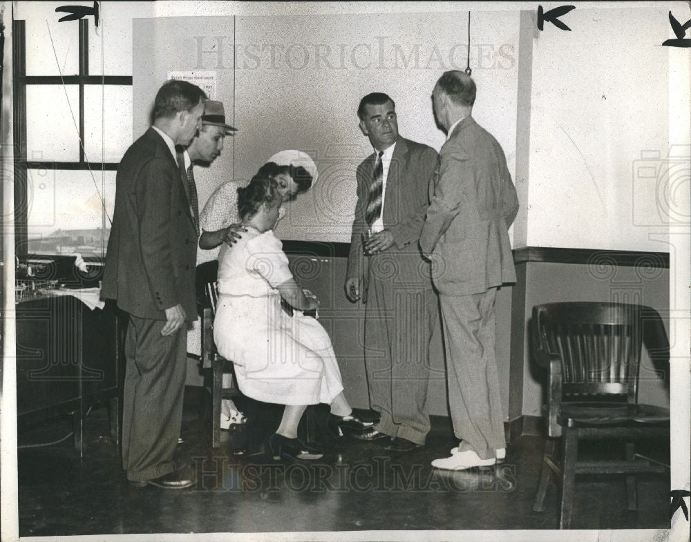 1942 Press Photo Agnes Stephan collapses Judge Tuttle - Historic Images