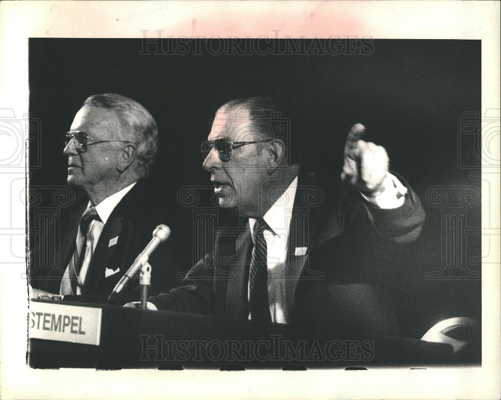 1988 Press Photo GM Robert Stempel emissions - Historic Images
