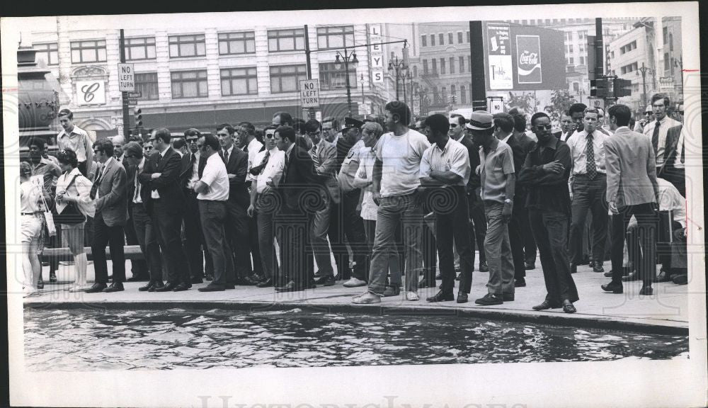 1970 Press Photo Crowd Skinny Dipper - Historic Images