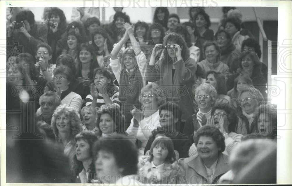 1986 Press Photo John James crowd Southland Mall Bridal - Historic Images