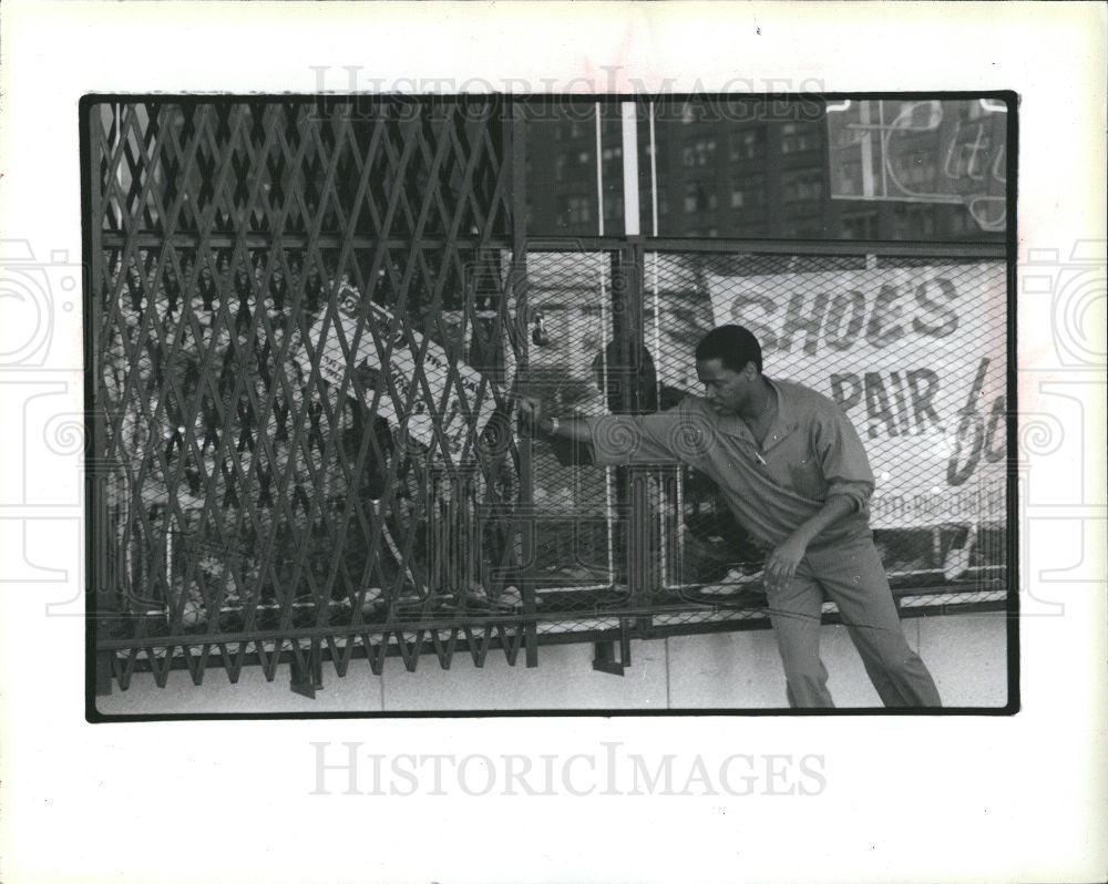 1985 Press Photo Inner-city caging business - Historic Images