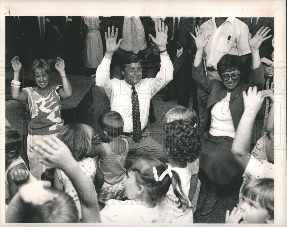 1988 Press Photo Gov.James Blanchard, Wednesday - Historic Images