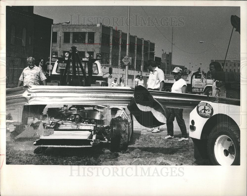 Press Photo Triple A Helps Stranded Motorist - Historic Images