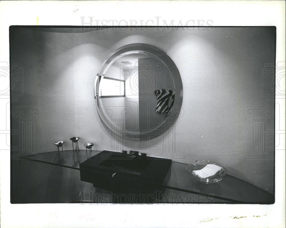 1990 Press Photo rest room off the main living area - Historic Images