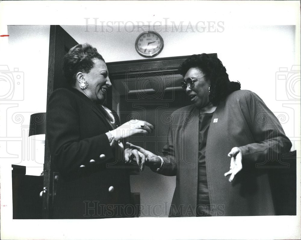 1991 Press Photo Barbara Collins greets Ombudsman Marie - Historic Images