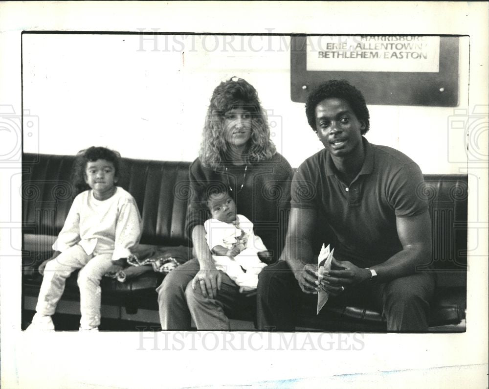 1987 Press Photo Darnell Coles Waits for his flight. - Historic Images