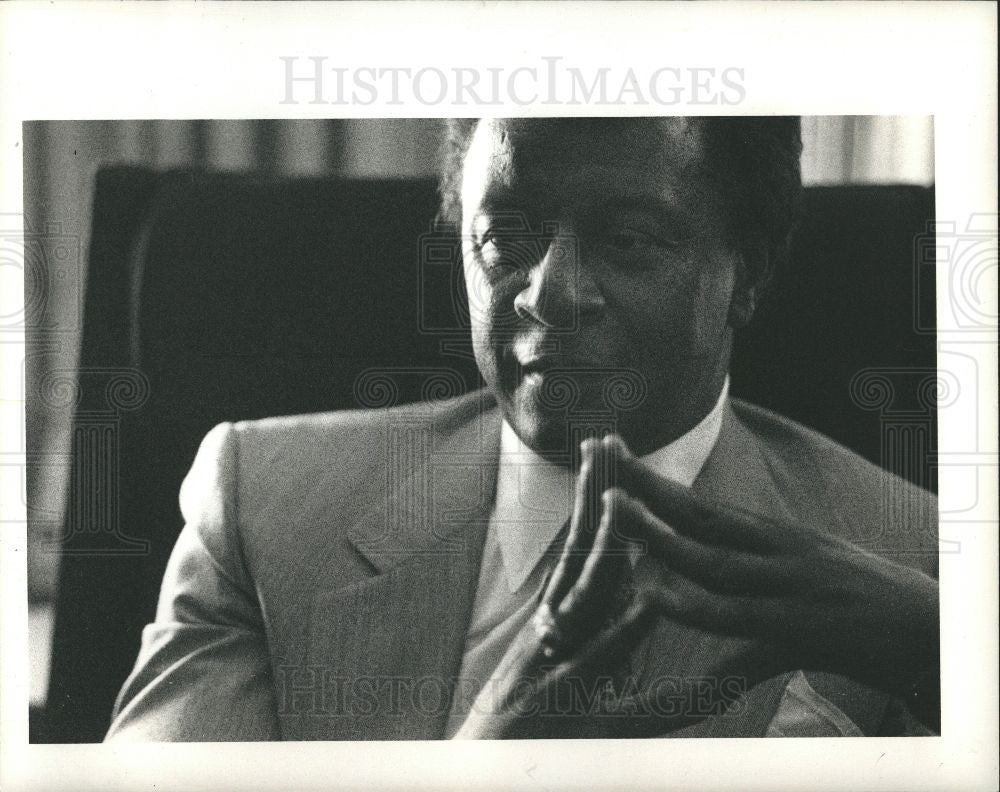 1988 Press Photo Rodney Coleman General Motors GM - Historic Images