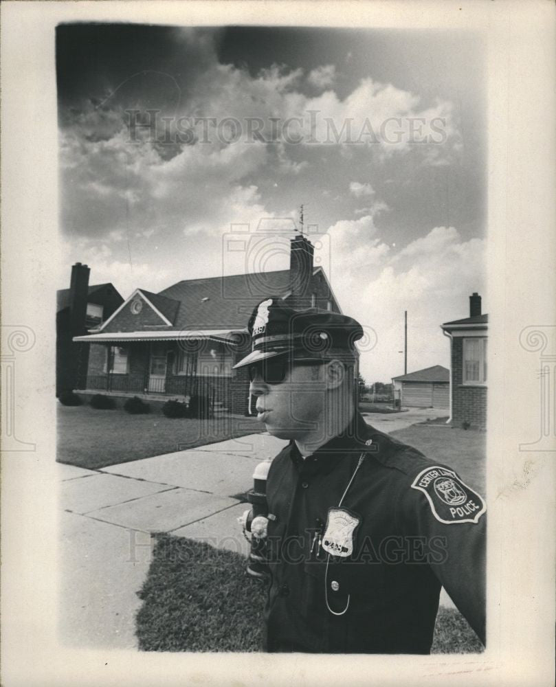 Press Photo Parents house center line - Historic Images