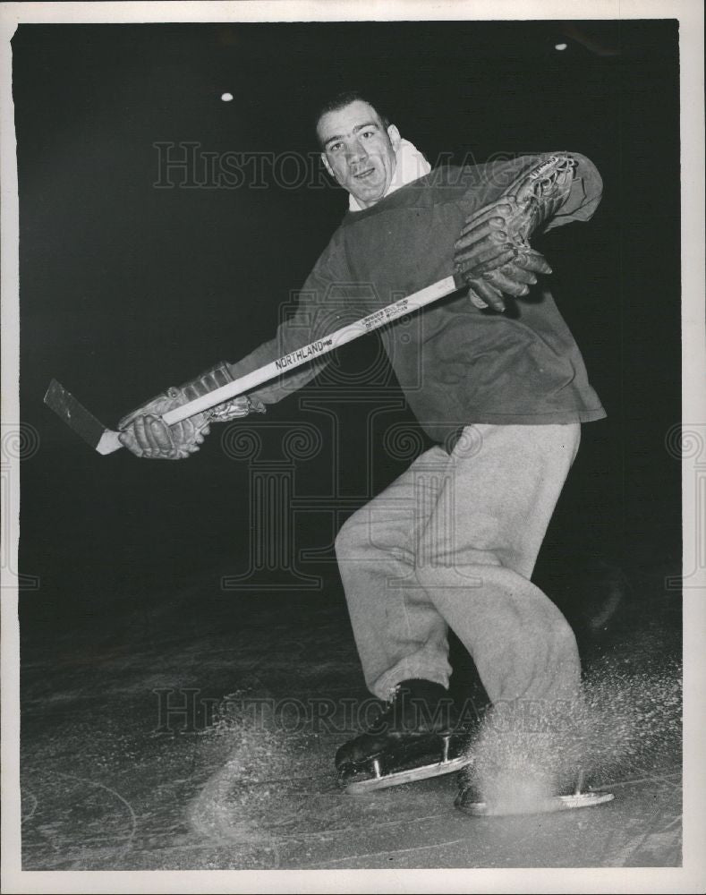 1957 Press Photo Jerry Toppazzini Detroit Red Wings - Historic Images