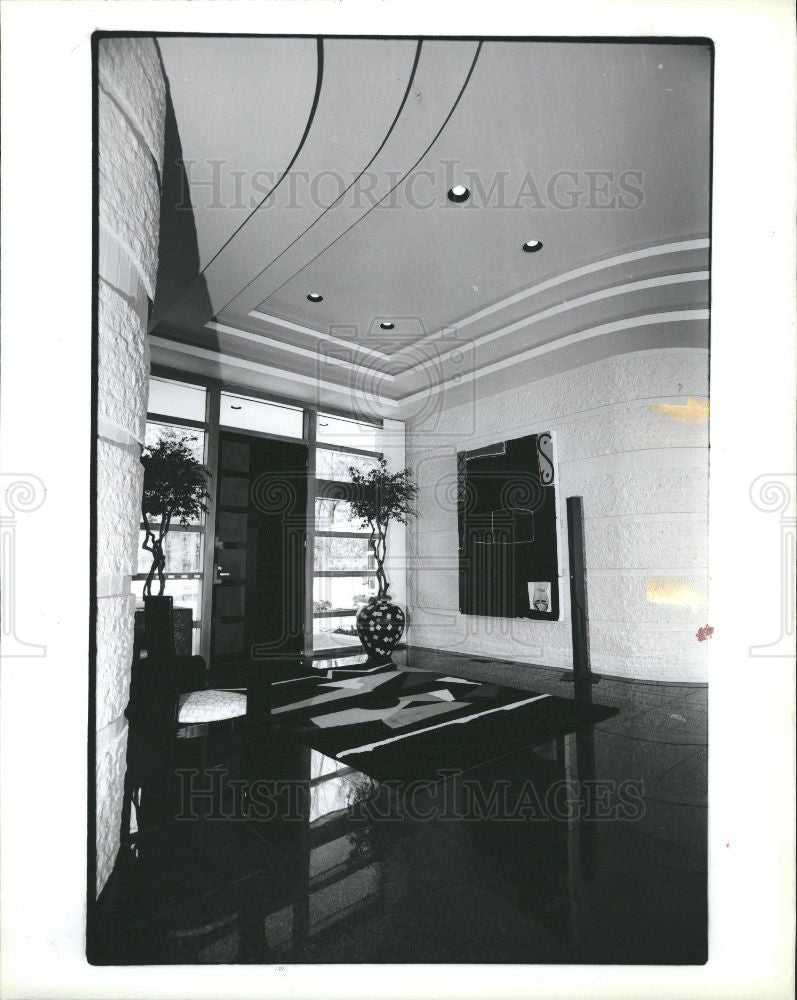 1990 Press Photo Richard Clapper Orchard Lake foyer - Historic Images